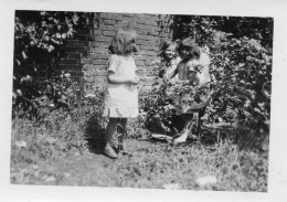 Photographie Photo Vintage Snapshot Kid Playing Garden Jardin Enfant Jeu - Persone Anonimi