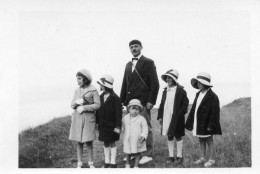 Photographie Photo Vintage Snapshot Famille Family Chapeau Celebration  - Persone Anonimi