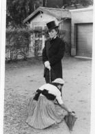 Photographie Photo Vintage Snapshot Chapeau Haute Forme Canne Class Suit Costume - Autres & Non Classés