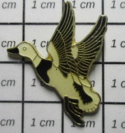 1818A Pin's Pins / Beau Et Rare / ANIMAUX / OISEAU CANARD NOIR ET BLANC EN VOL - Tiere