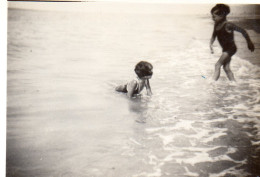 Photographie Photo Vintage Snapshot Bain Bath Mer Sea Plage Beach Kids Enfants - Lieux