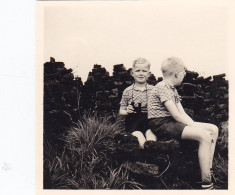 Altes Foto Vintage. Kinder Auf Einer Wiese.um 1950.. (  B11  ) - Anonyme Personen