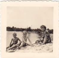 Altes Foto Vintage. Kinder Am Badestrand Mit Mutter .um 1950.. (  B11  ) - Anonyme Personen