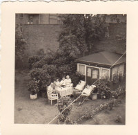 Altes Foto Vintage. Familie In Der Gartenlaube .um 1950.. (  B11  ) - Anonyme Personen