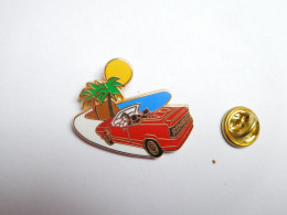 Beau Pin's En Zamac , Auto Renault 19 Rouge , Palmier , Signé Arthus Bertrand - Renault