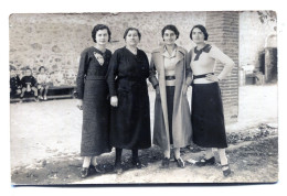 Carte Photo De Quatre Femmes élégante ( Des Institutrice )  Posant Dans La Cour D'une école Vers 1930 - Anonyme Personen