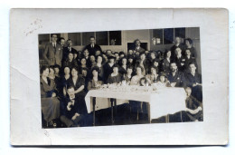 Carte Photo D'hommes Et De Femmes ( Des Employer De Bureau ) Posant Pendant Un Pot Au Travail Vers 1930 - Personas Anónimos