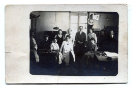 Carte Photo D'hommes Et De Femmes ( Des Employez De Bureau ) Posant Dans Leurs Bureau Vers 1930 - Personas Anónimos