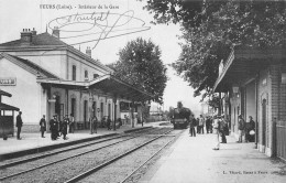 P-24-Mi-Is-999 : FEURS. LA  GARE DE CHEMIN DE FER AVEC LE TRAIN - Feurs