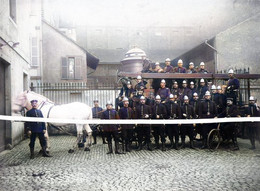 POMPIERS  EN 1900     TIRAGE MODERNE D APRES PLAQUE PHOTO RECOLORISEE PAR MES SOINS - Bombero