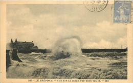 76 - LE TREPORT - VUE SUR LA JETEE PAR GROS TEMPS - ND - 378 - Le Treport