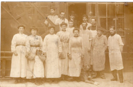 Carte Photo D' Ouvrière Et Ouvriers  ( Des Ouvriers ) Avec Une Petite Fille Et Un Chien Dans La Cour De Leurs Usine - Persone Anonimi