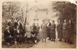 Carte Photo De Femmes élégante Avec Des Enfants Posant Dans Leurs Jardin En 1925 - Persone Anonimi