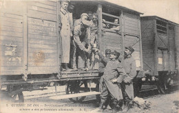 Militaria - Guerre De 1914 - Territoriaux Français Donnant à Boire à Des Prisonniers Allemands - War 1914-18