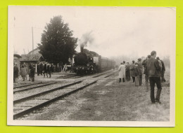 PHOTO Originale TRAINS Wagon Voyageurs Anciens Locomotive à Vapeur 141 TB 40 Bâtiment WC Dames Hommes En 1969 - Trains