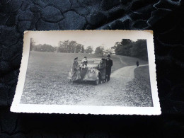 P-19 , Photo Automobile , Renault Viva Grand Sport Stationnée Dans Un Parc, Circa 1935 - Automobile