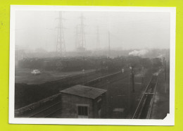 PHOTO Originale TRAINS Train Wagon Nombreuses Locomotives à Vapeur Au Dépôt En 1971 Peugeot 504 - Treinen