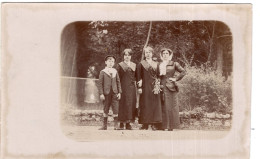 Carte Photo D'une Femme élégante Avec Ces Deux Jeune Filles Et Sont Jeune Garcon Dans Leurs Jardin Vers 1910 - Anonyme Personen