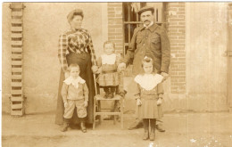 Carte Photo D'une Famille élégante Posant Devant Leurs Maison En 1910 - Persone Anonimi