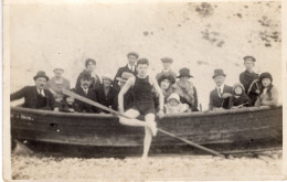 Carte Photo D'une Famille élégante Dans Une Barque A La Plage Vers 1920 - Anonyme Personen