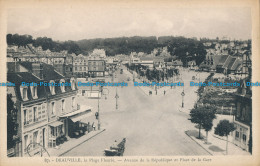 R012896 Deauville La Plage Fleurie. Avenue De La Republique Et Place De La Gare. - Wereld