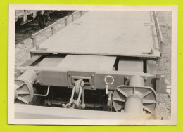 PHOTO Originale TRAINS Train Wagon Plat Détail Plancher Et Attelage En 1969 - Treni