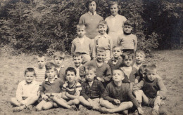 Carte Photo D'une Classe De Jeune Garcon Avec Leurs Deux Maitresse A La Campagne - Anonyme Personen