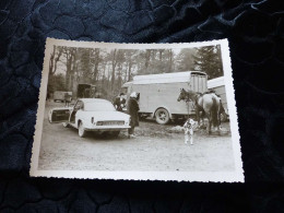 P-24 , Photo Automobile , Renault Floride Et Fourgon Transport De Chevaux, Circa 1965 - Automobile