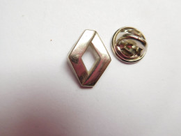 Beau Pin's En Relief  , Auto Renault , Logo  , Fond Argent , Non Signé ,  Dimensions : 13x16,5 Mm - Renault