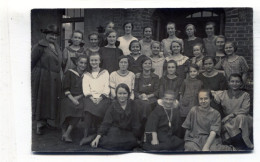 Carte Photo D'une Classe De Jeune Fille élégante Avec Leurs Maitresse Posant Devant Leurs école - Anonyme Personen