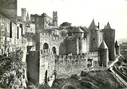 11 - Carcassonne - La Cité De Carcassonne - Vue Générale De La Porte D'Aude Et De L'Hôtel De La Cité - Carte Dentelée -  - Carcassonne