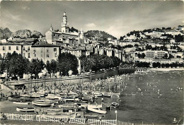 06 - Menton - La Vieille Ville, Le Quai Bonaparte Et La Plage Des Sablettes - Animée - Scènes De Plage - Carte Dentelée  - Menton