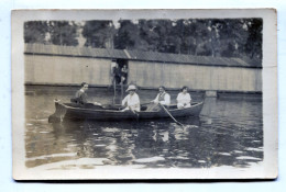 Carte Photo D'une Famille élégante Faisant De La Barque Sur Une Rivière Vers 1910 - Anonyme Personen