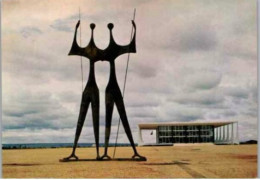 BRASILIA. -   Praça Dos Tres Poderes. :  Monumento Aos Candangos , Escultura De B. Giorgi. Les Deux Guerriers De Giorgi - Brasilia