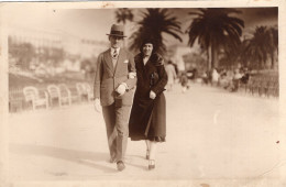 Carte Photo D'une Femme élégante Avec Un Homme Se Promenant A Nice En 1930 - Anonyme Personen