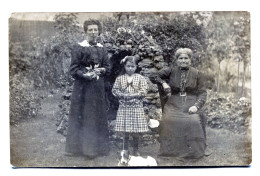 Carte Photo De Deux Femmes élégante Avec Une Petite Fille Et Sont Petit Chien Dans Leurs Jardin Vers 1920 - Anonyme Personen