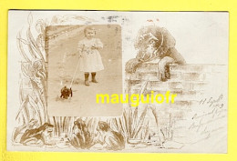 PHOTOGRAPHIE / PHOTO D'UNE FILLETTE ET SON JOUET SUR CARTE POSTALE ILLUSTRÉE / CHIEN / GRENOUILLES / 1903 - Fotografie