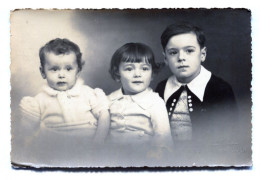 Carte Photo De Trois Petit Enfant élégant  Posant Dans Un Studio Photo - Anonyme Personen