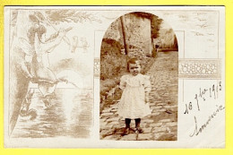PHOTOGRAPHIE / PHOTO D'UNE FILLETTE SUR CARTE POSTALE ILLUSTRÉE / CHÉRUBIN JOUANT DE LA FLÛTE & ECUREUIL / 1903 - Fotografie