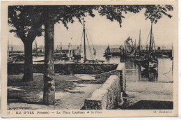 85 ILE D'YEU - La Place Lapilaye Et Le Port  (carte Pas Courante) - Ile D'Yeu