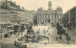 69 - LYON - PLACE DES TERREAUX - FONTAINE BARTHOLDI ET HOTEL DE VILLE - Sonstige & Ohne Zuordnung