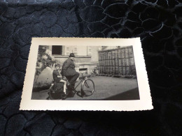 P-53, Photo Promenade En Vélo Circa 1940 - Anonymous Persons