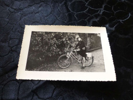 P-55 , Photo Promenade En Vélo D'une Femme élégante Circa 1940 - Anonymous Persons