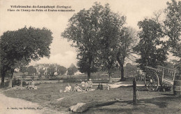 Villefranche De Longchapt * Place Du Champ De Foire Et écoles Communales * Villageois - Autres & Non Classés