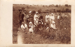 Carte Photo D'une Famille De Paysan Posant Dans Un Champ De Fleurs A La Campagne Vers 1920 - Anonymous Persons