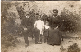 Carte Photo D'une Famille élégante Posant Dans La Cour De Leurs Maison Vers 1910 - Persone Anonimi