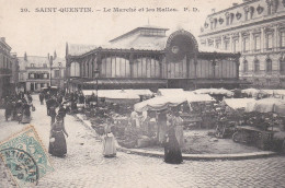Cpa 02 St Quentin Le Marché & Les Halles - Saint Quentin