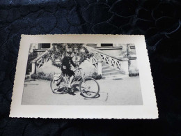 P-56 , Photo Promenade En Vélo D'une Femme élégante Circa 1940 - Anonymous Persons