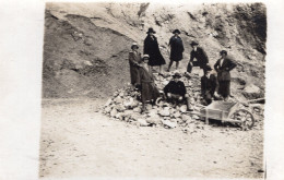 Carte Photo D'une Famille élégante Posant Dans Une Carrière Vers 1920 - Persone Anonimi