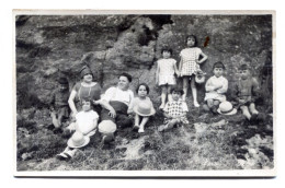 Carte Photo D'une Famille élégante A La Campagne Vers 1930 - Anonymous Persons